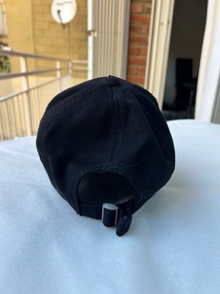 Gorra DSQUARED2 Negra con Logo Morado