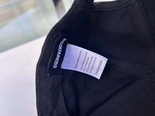 Gorra DSQUARED2 Negra con Logo Morado