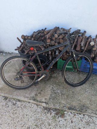 Bicicleta de montaña negra