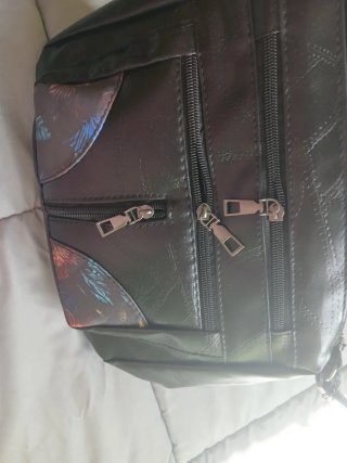Bolso negro con estampado floral