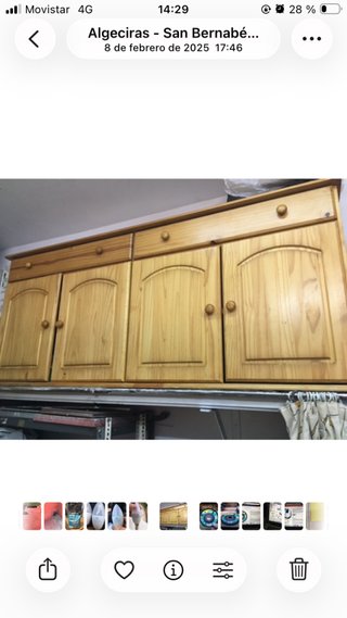 Mueble de madera con cajones y puertas