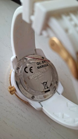 Reloj Tendence Cuarzo Analógico Dorado y Blanco