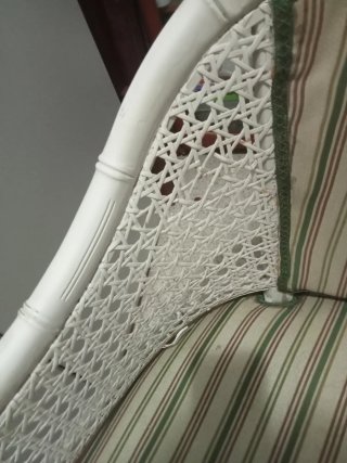 Sillón de ratán blanco. Antiguo