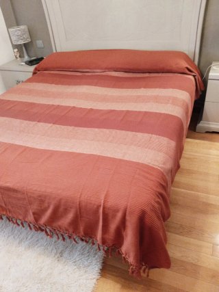 Fina colcha de cama con rayas