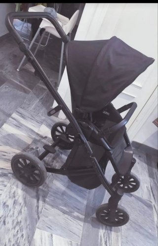 Carro de bebé negro. Silla y capazo