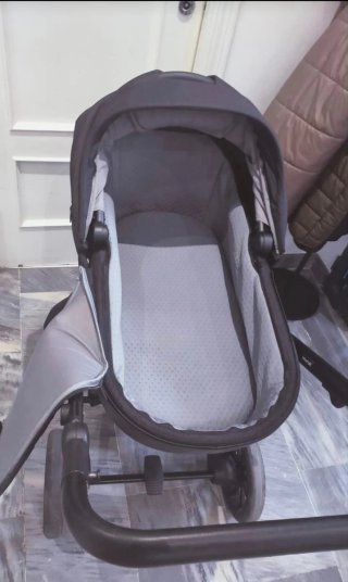 Carro de bebé negro. Silla y capazo