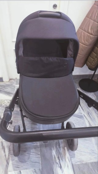 Carro de bebé negro. Silla y capazo