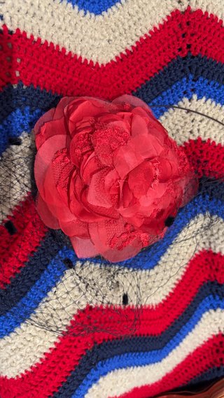 Tocado vintage flor roja y velo negro