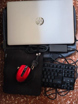 Ordenador HP Plata, teclado mecánico y ratón rojo.