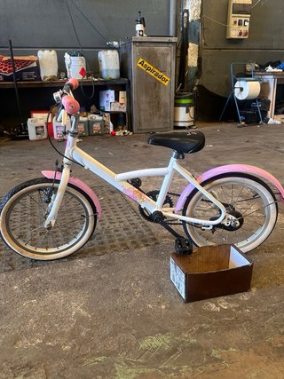 Bicicleta infantil rosa y blanca