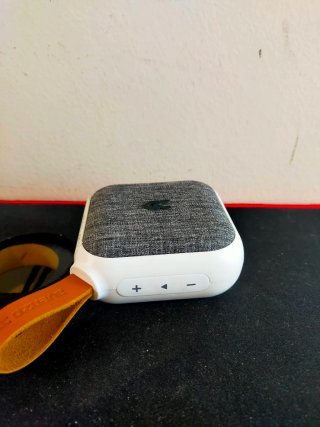 Altavoz Avenzo gris y blanco