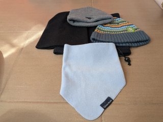 Lote 3 gorros y 2 bragas de cuello