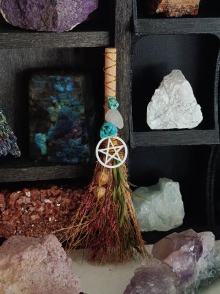 Escoba de bruja con pentagrama, cuarzo y howlita