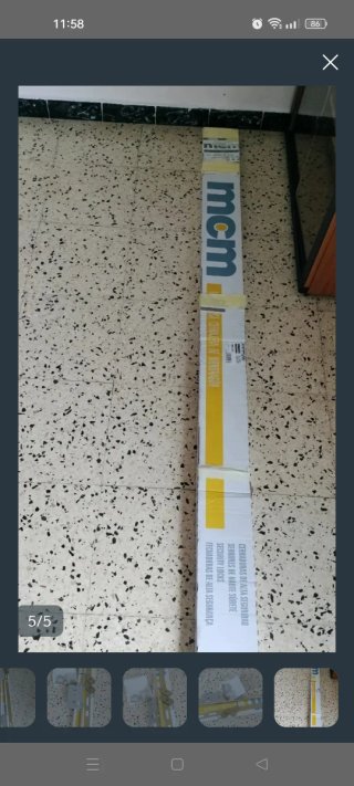 Cerradura de seguridad y manillas doradas