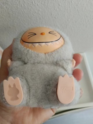 Labubu gris peluche