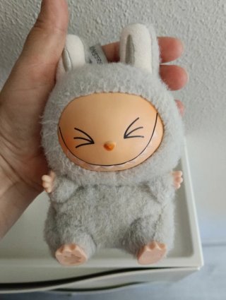 Labubu gris peluche