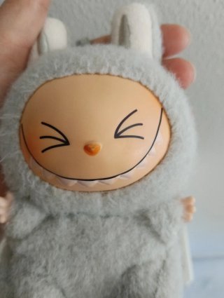 Labubu gris peluche