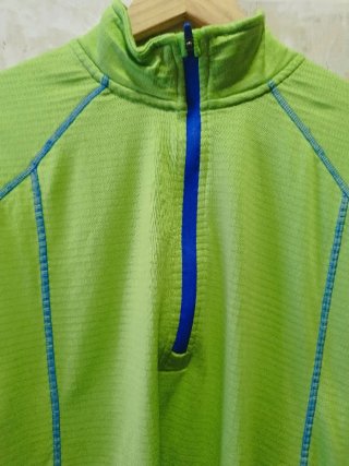 Sudadera verde con cremallera y costuras