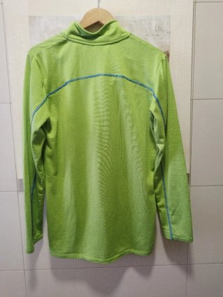 Sudadera verde con cremallera y costuras