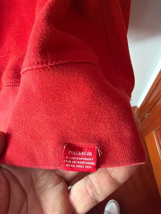 Sudadera Pull&Bear Roja con capucha.