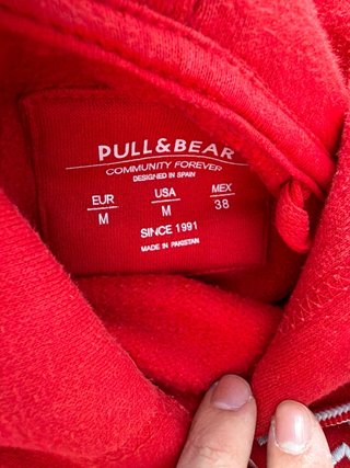 Sudadera Pull&Bear Roja con capucha.