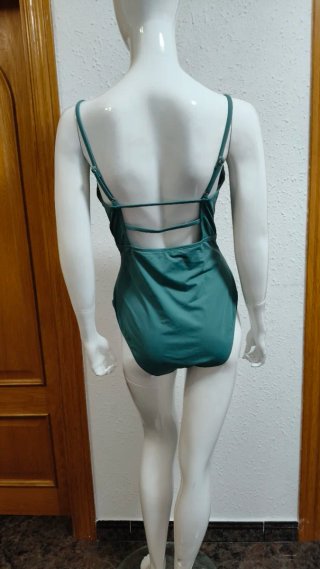 Bañador verde con fruncido espalda descubierta