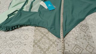 Bañador verde con fruncido espalda descubierta