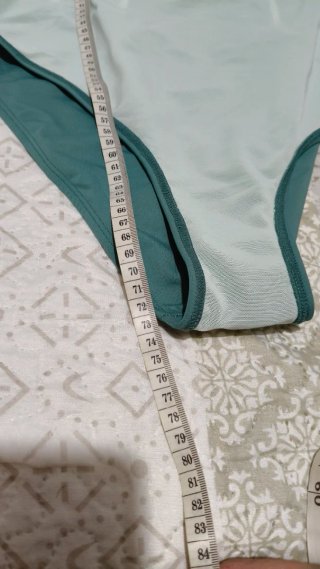 Bañador verde con fruncido espalda descubierta