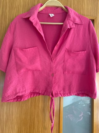 Vestido largo rosa con tirantes. Blusa y chanclas