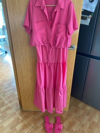 Vestido largo rosa con tirantes. Blusa y chanclas