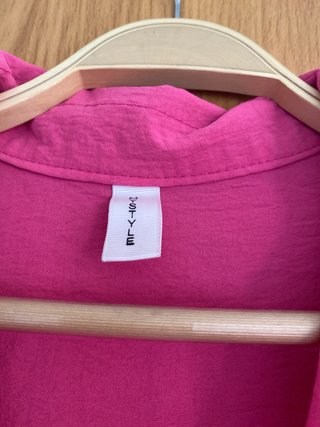 Vestido largo rosa con tirantes. Blusa y chanclas