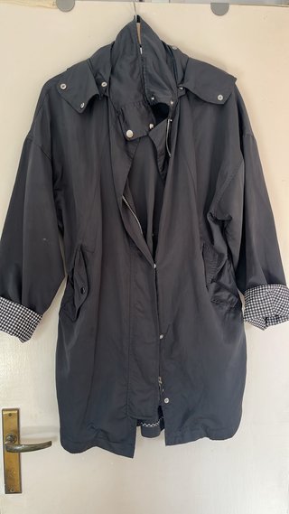 Gabardina negro-verdeoscuro. Talla tipo 38-40