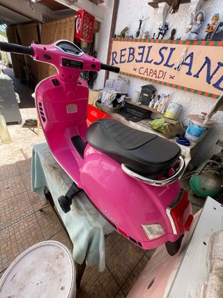 Vespa GTS Super Rosa