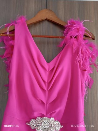 Vestido fucsia con pedrería y plumas