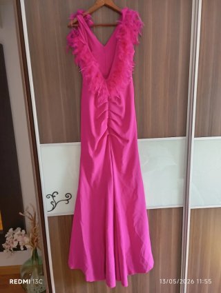 Vestido fucsia con pedrería y plumas