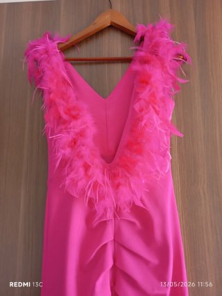 Vestido fucsia con pedrería y plumas