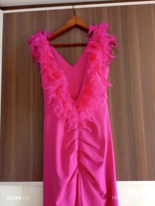 Vestido fucsia con pedrería y plumas