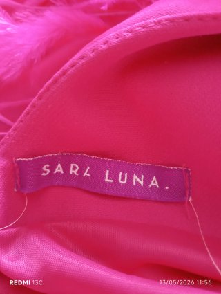 Vestido fucsia con pedrería y plumas
