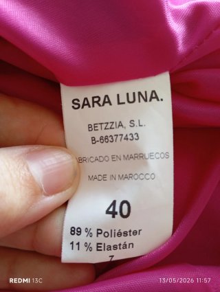 Vestido fucsia con pedrería y plumas