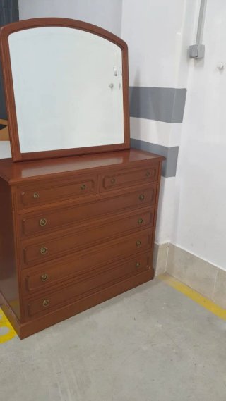 Cómoda de madera con espejo