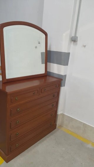 Cómoda de madera con espejo
