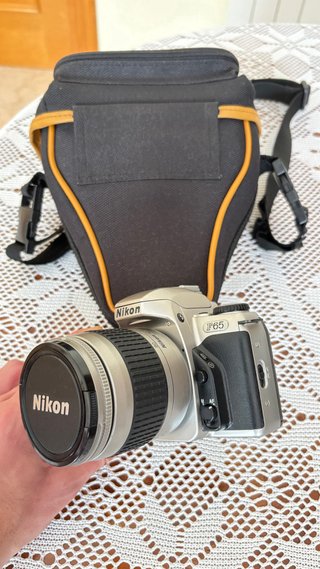 EXCELENTE Cámara Nikon F65 Completa+ Bolsa-correa