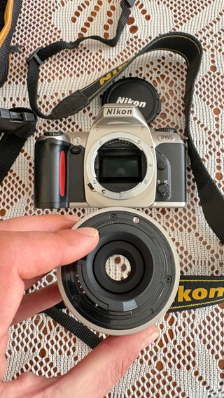 EXCELENTE Cámara Nikon F65 Completa+ Bolsa-correa