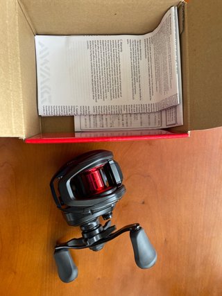 Carrete Daiwa PR100 L Negro/Rojo