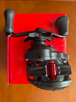 Carrete Daiwa PR100 L Negro/Rojo