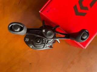 Carrete Daiwa PR100 L Negro/Rojo