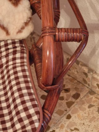 Silla de mimbre con cojines