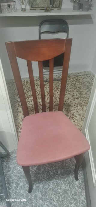 Mesa de comedor y 4 sillas de madera