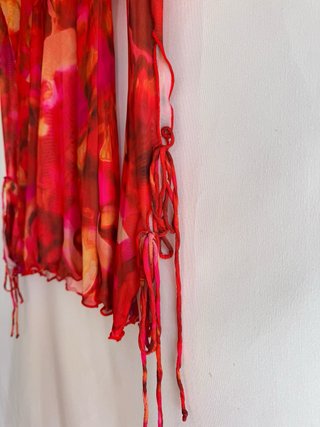 Top multicolor con tirantes y mangas