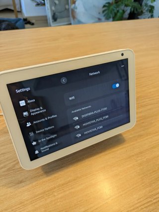 Amazon Echo Show 8 (1ª Gen) con cargador